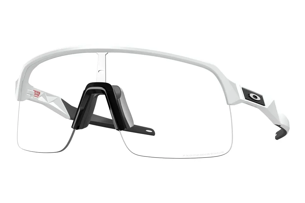 Oakley   OO9463 946346 Clear to Black Iridium PhotochromicMatte White
