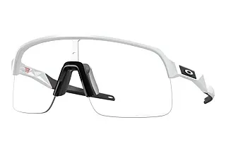 Oakley OO9463 946346 Clear to Black Iridium PhotochromicMatte White